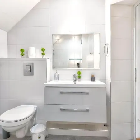 Sunny 2-bedroom Maisonette & Parking