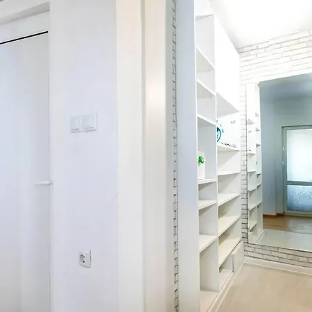 Sunny 2-bedroom Maisonette & Parking