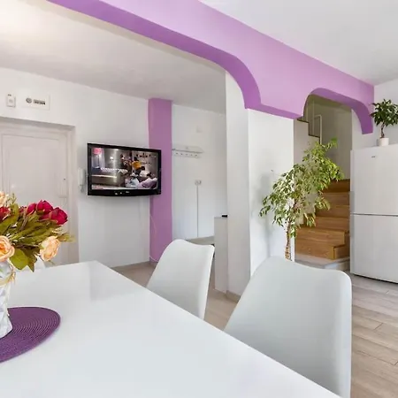 Sunny 2-bedroom Maisonette & Parking