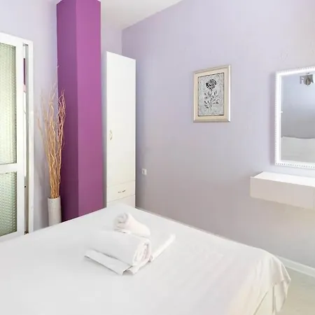 Sunny 2-bedroom Maisonette & Parking