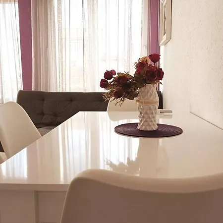 Apartment Sunny 2-bedroom Maisonette & Parking
