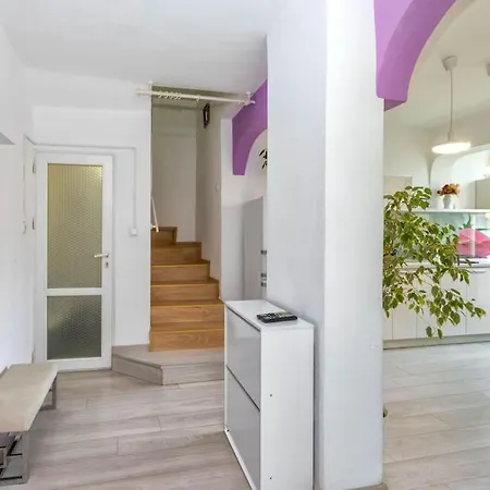 Sunny 2-bedroom Maisonette & Parking