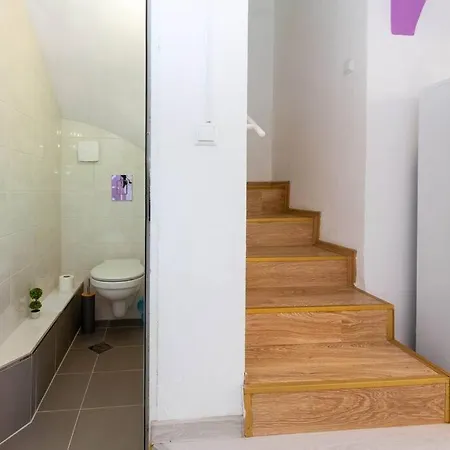 Sunny 2-bedroom Maisonette & Parking Apartment *