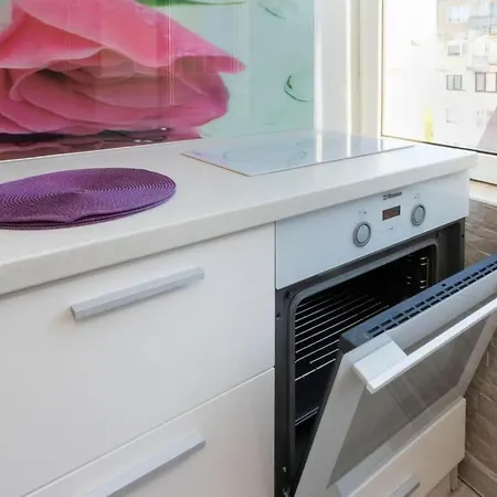 Sunny 2-bedroom Maisonette & Parking