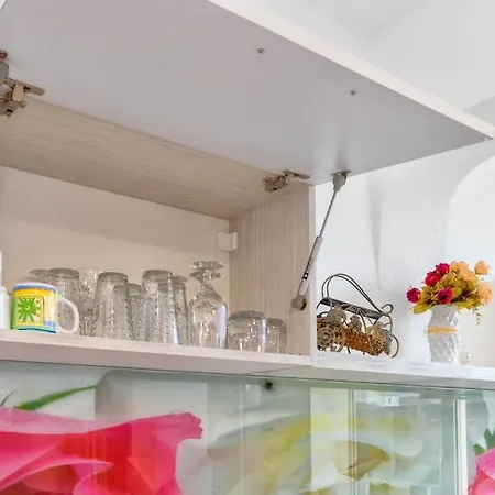 Sunny 2-bedroom Maisonette & Parking