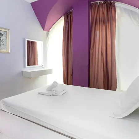 Sunny 2-bedroom Maisonette & Parking